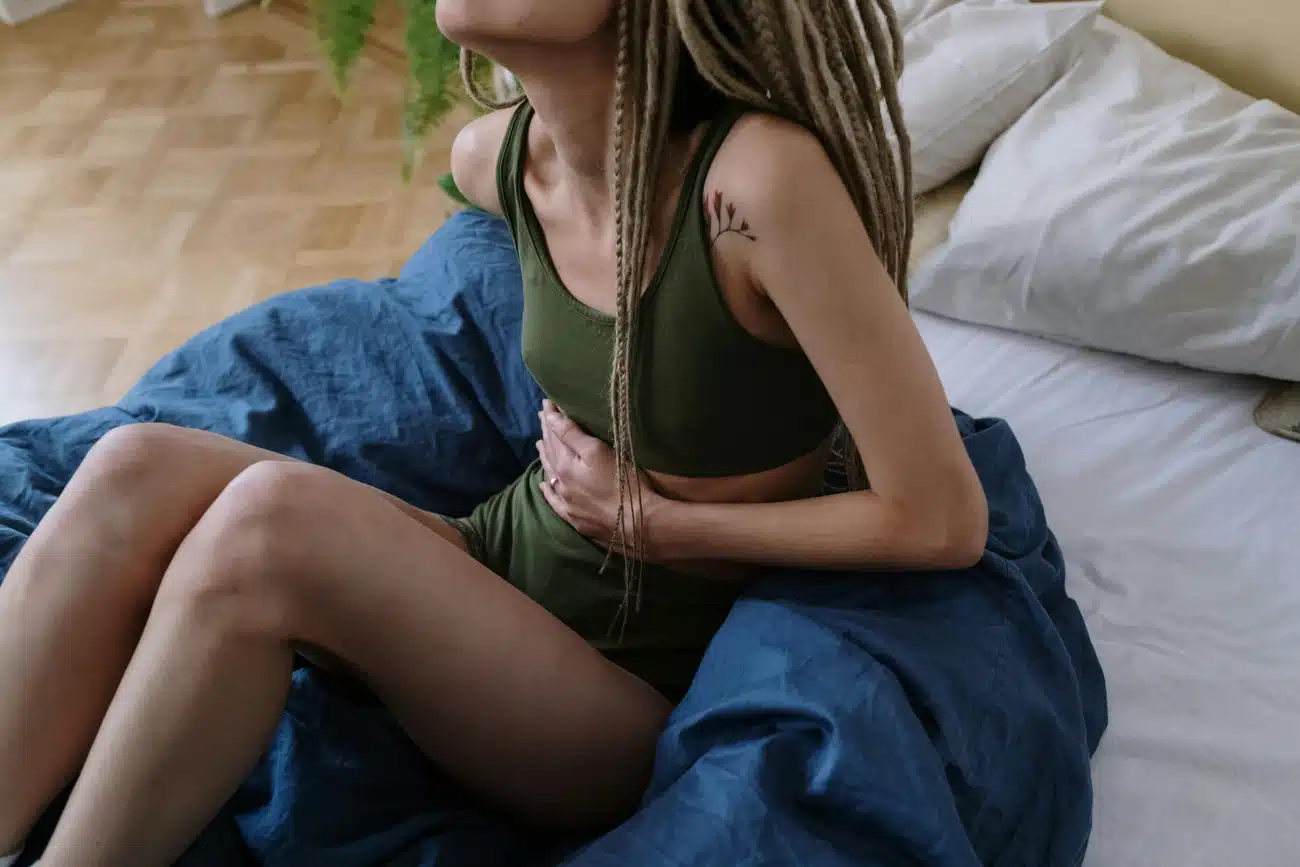 femme qui a mal au ventre cottonbro