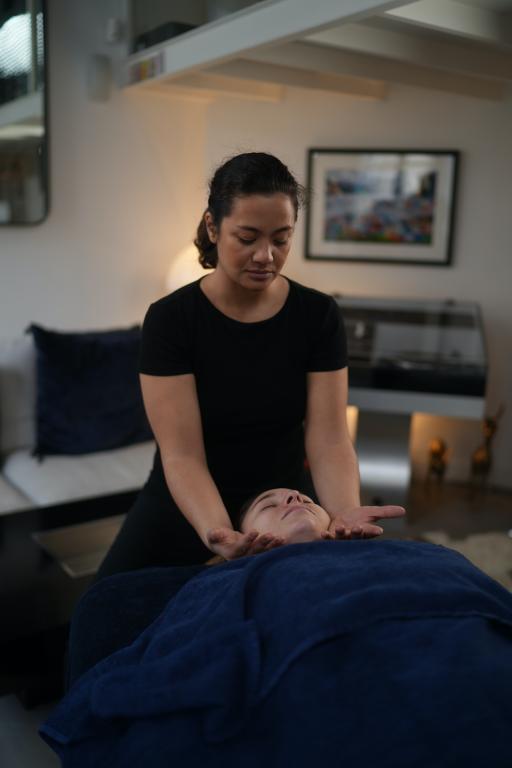 Photo numéro 1 de la galerie de Maya Gurung : Masseur bien-être à Paris. Prendre RDV