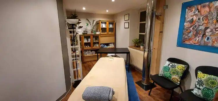 Photo numéro 1 de la galerie de Roza Nguyen : Masseur bien-être à Bohas-Meyriat-Rignat. Prendre RDV