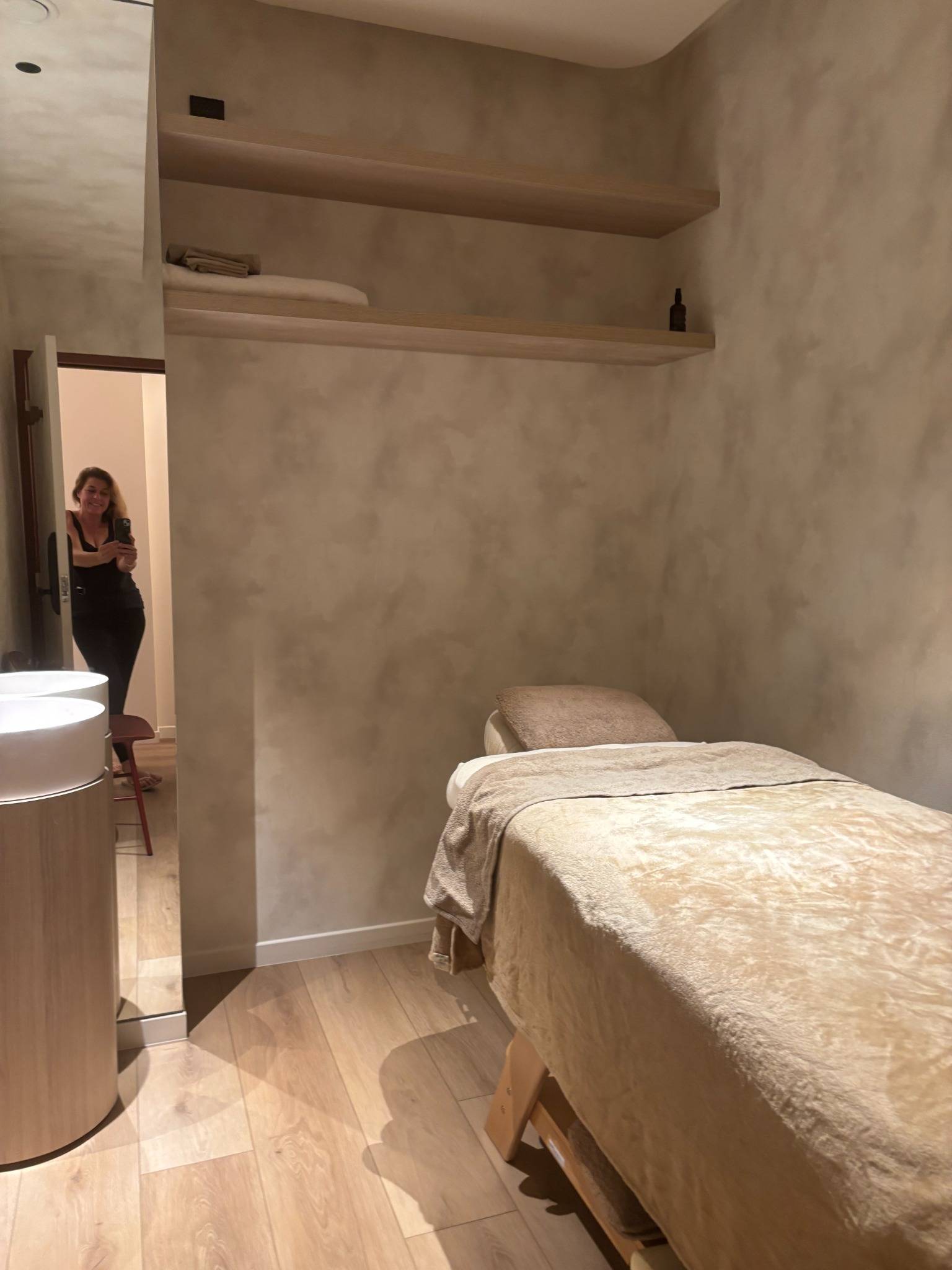 Photo numéro 1 de la galerie de Sandrine Lhéritier : Masseur bien-être à Paris. Prendre RDV